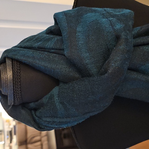 Scarf - Picture 5 of 12